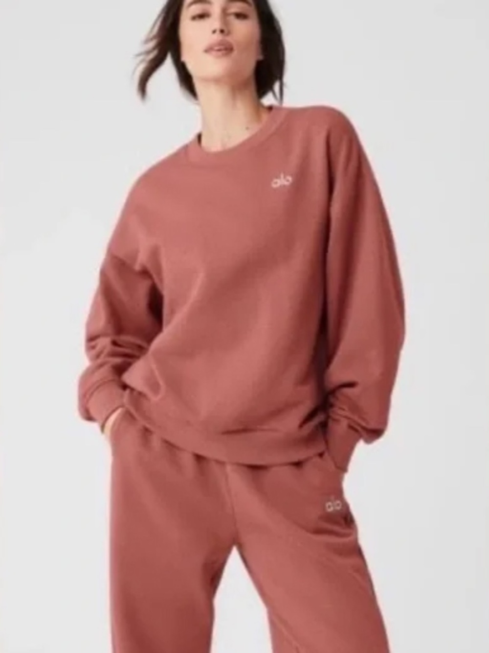 Alo Yoga Accolade Crew Neck Pullover Sweatshirt in Soft Terracotta